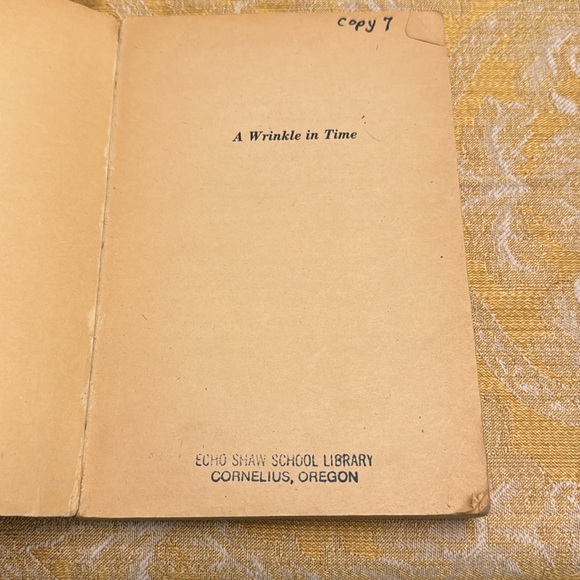 ⛱️2/$5⛱️A Wrinkle in Time Newberry Award Winning Classic, age wear - Picture 4 of 7